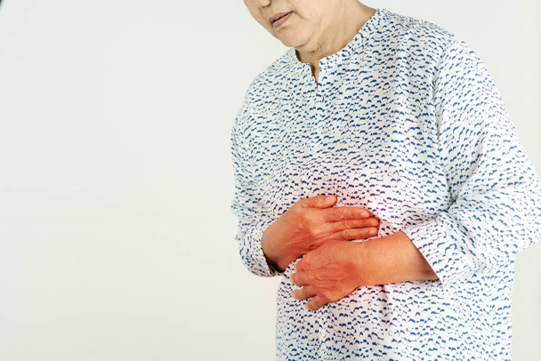 Mulher sênior que sofre de refluxo ácido ou isolamento de azia em fundo branco
 - Foto, Imagem