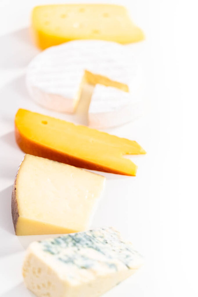 Variété de gros quartiers de fromage gastronomique sur fond blanc. - Photo, image