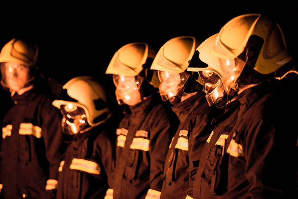 Palomiehet varustettuina varusteilla palontorjuntaoperaation aikana - Valokuva, kuva