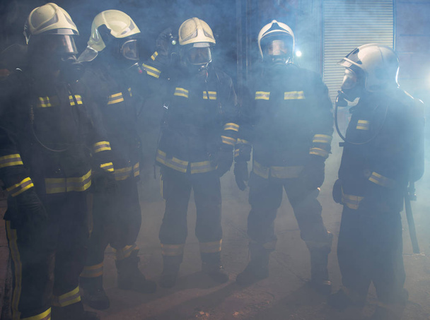 Retrato de grupo de bombeiros no meio da fumaça do extintor - Foto, Imagem