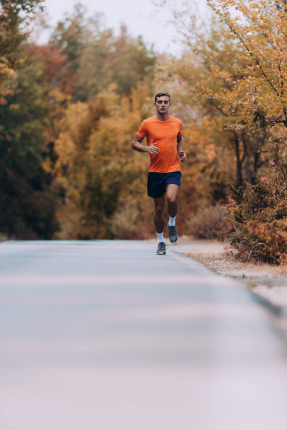 Marathon de montagne course homme entraînement pour la forme physique et un mode de vie sain tout en courant - Photo, image