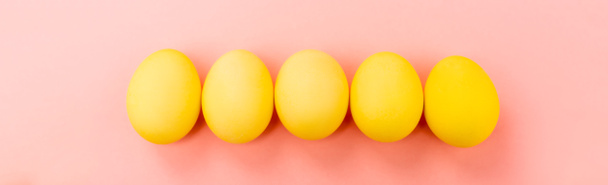 Vista panorâmica dos ovos de Páscoa sobre fundo rosa, conceito de Páscoa
   - Foto, Imagem