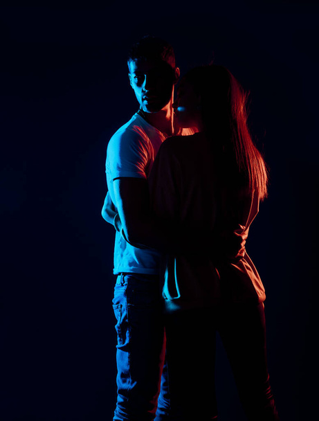 Sensual amante hombre y mujer posando sobre un fondo negro - Foto, Imagen