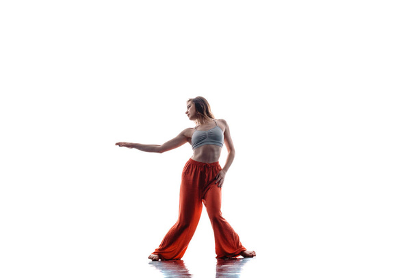 Σύγχρονος χορευτής σε μάθημα εξάσκησης χορού - Φωτογραφία, εικόνα