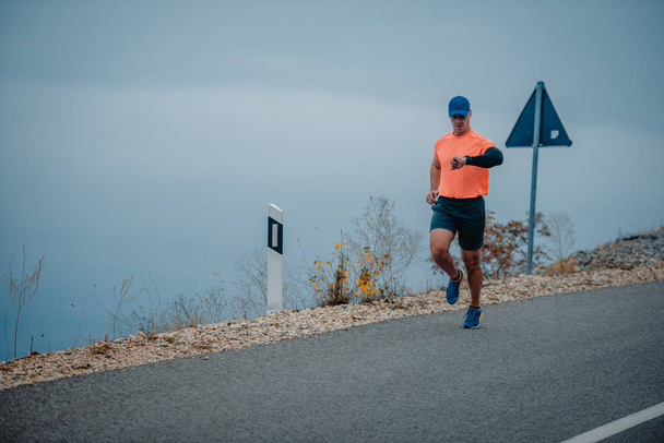 40 év feletti férfi, aki aktív viseletet visel futás közben - Fotó, kép