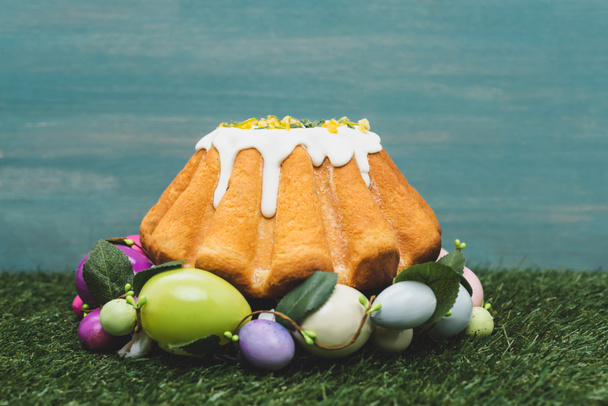Húsvéti torta színes díszkoszorúval a füvön  - Fotó, kép