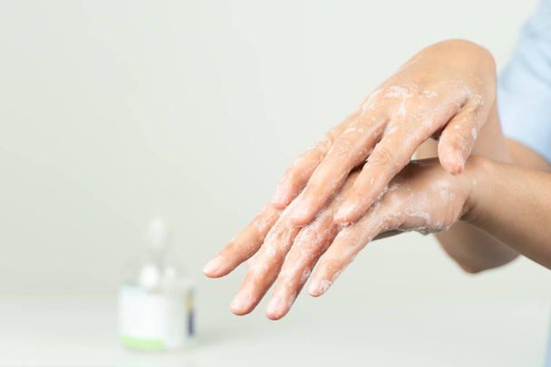 女性はウイルス、生殖、細菌を保護するために抗菌石鹸で手をきれいに - 写真・画像