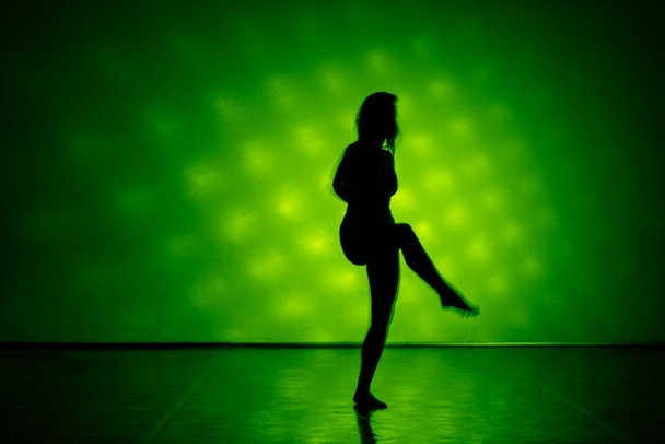 Smukła atletyczna kobieta wykonująca ruchy tańca w nowoczesnym stylu - Zdjęcie, obraz