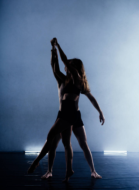 Caucasian male and female contemporary dancers exercising a dance routine - Foto, immagini