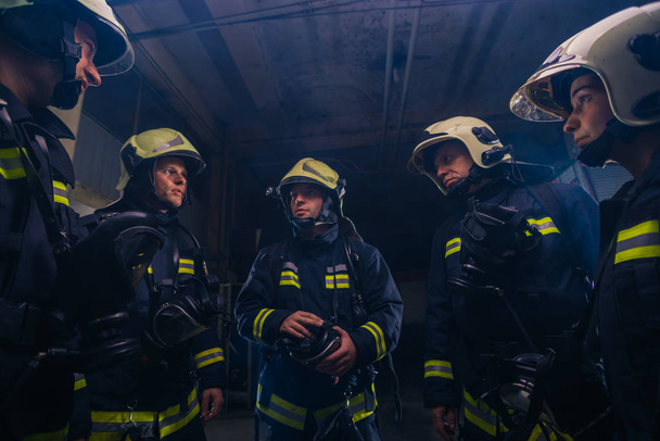 Grupo de bomberos en el departamento de bomberos organizando plan de acción para la ejecución segura - Foto, Imagen