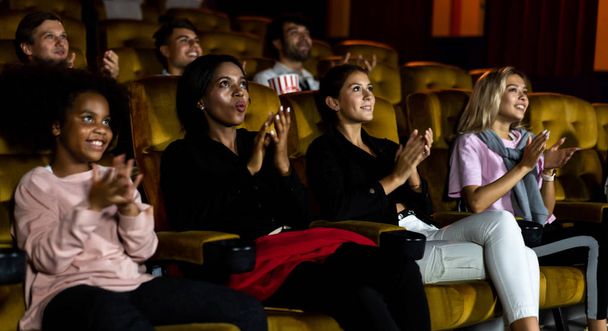 Mensen kijken films in de bioscoop. Groep recreatie activiteit en entertainment concept. - Foto, afbeelding