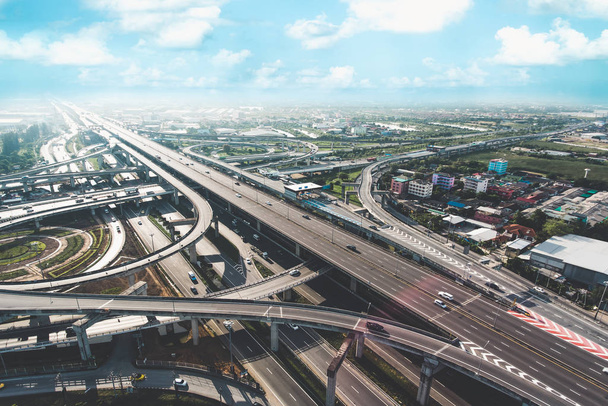 Junção rodoviária de estrada a partir de vista aérea. Conceito de transporte e infraestrutura. - Foto, Imagem