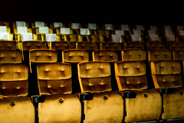 Una fila de asiento amarillo con palomitas de maíz en la silla en el cine - Foto, imagen