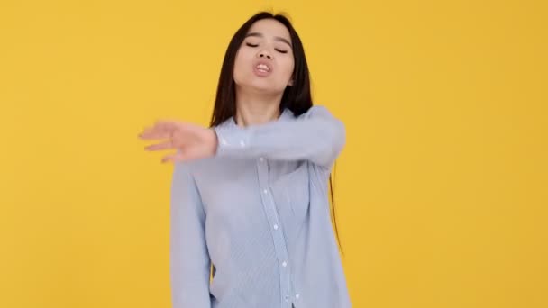 Chica asiática sobre un fondo amarillo. no consentimiento y negación. mujer gritando no
 - Imágenes, Vídeo