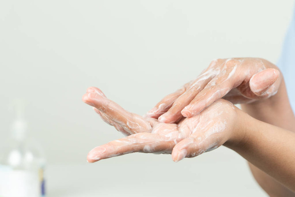 mujer limpia la mano por el jabón anti bacterias para proteger virus, gérmenes, bacterias
 - Foto, Imagen