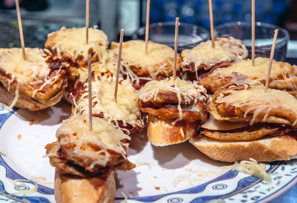 Teller mit traditionellen spanischen Snacks genannt Pinchos in San Sebastian Stadt auch Donostia in Gipuzkoa Region von Spanien genannt - Foto, Bild