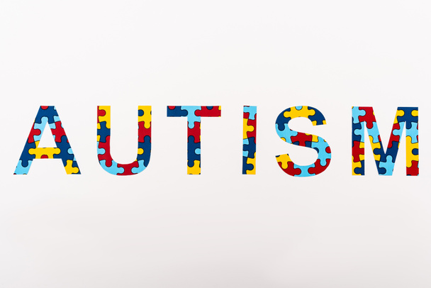 Vista dall'alto di Autismo puzzle lettering su sfondo bianco
 - Foto, immagini