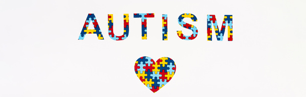 Górny widok układanki serca liternictwo autyzmu izolowane na białym, panoramiczne ujęcie - Zdjęcie, obraz