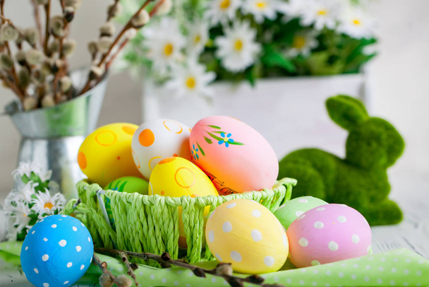 Mutlu paskalyalar. Kutlama Paskalya arka plan. Paskalya yumurtaları ve çiçekler. Arka plan kopya alanı ile. Seçici odak. - Fotoğraf, Görsel