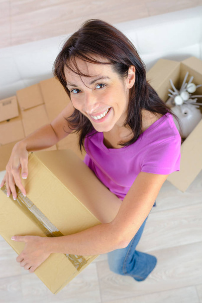 Femme tenant une boîte souriante
 - Photo, image