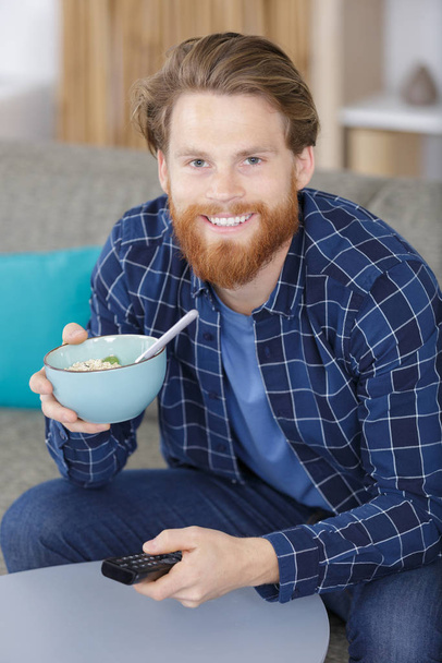 man eating cereals and man - Фото, зображення