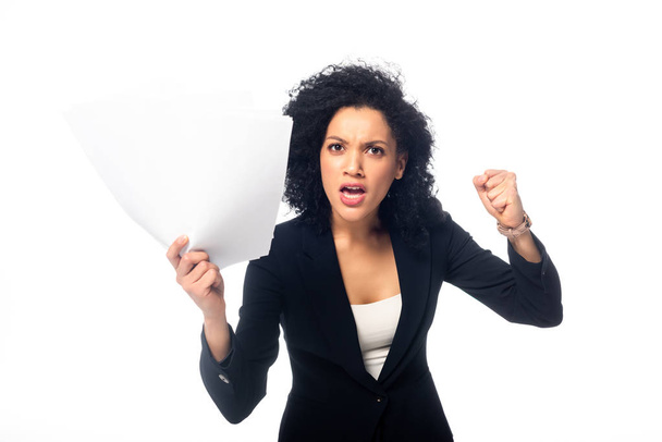 Wütende afrikanisch-amerikanische Geschäftsfrau hält Papiere in der Hand und schreit isoliert auf weiß - Foto, Bild