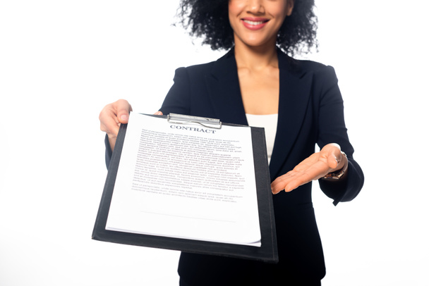 アフリカ系アメリカ人のビジネスマンの女性の笑顔と白に隔離された契約を示す作物のビュー - 写真・画像