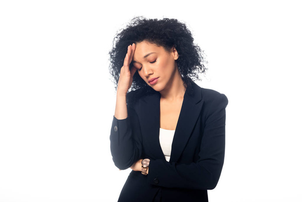Vista frontal de mujer afroamericana con dolor de cabeza aislado en blanco
 - Foto, Imagen