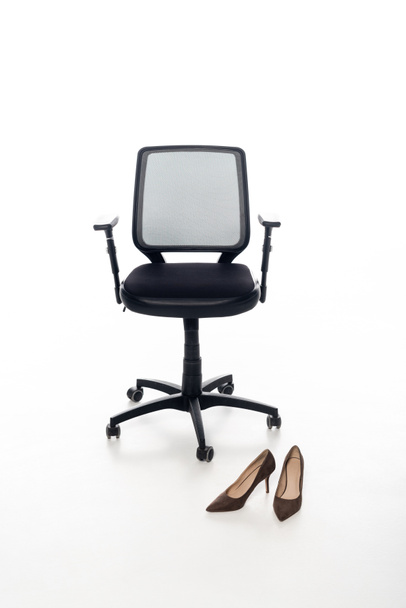 Fekete irodai szék és cipő fehér háttér - Fotó, kép
