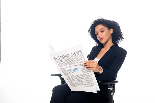 Empresaria afroamericana concentrada en silla de oficina leyendo periódico aislado en blanco
  - Foto, Imagen