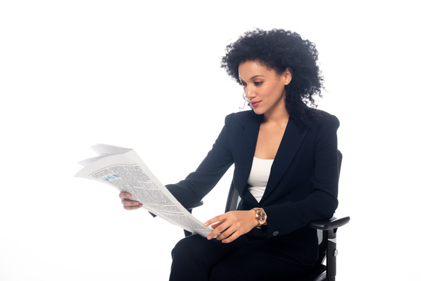 Mujer de negocios afroamericana en silla de oficina leyendo periódico aislado en blanco
  - Foto, Imagen