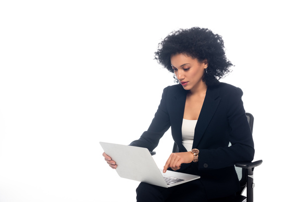 Mujer de negocios afroamericana en silla de oficina trabajando con portátil aislado en blanco
  - Foto, Imagen