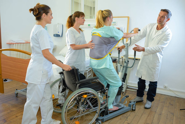 um paciente fazendo fisioterapia
 - Foto, Imagem