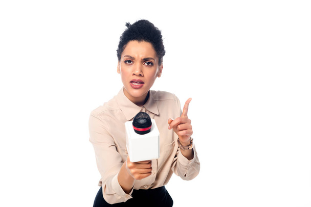 Vue de face du journaliste afro-américain inquiet avec microphone isolé sur blanc
 - Photo, image