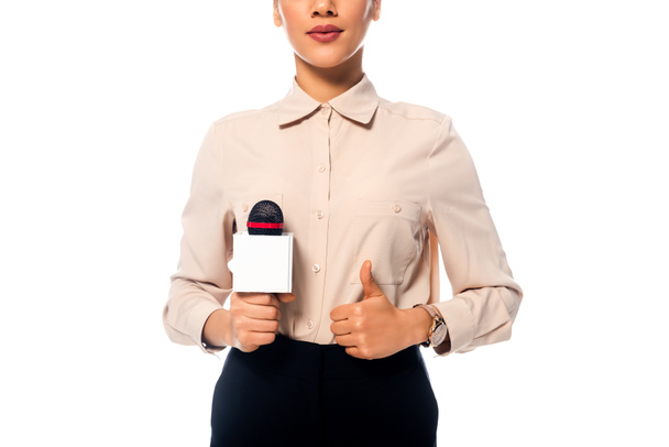 Vista parcial del periodista afroamericano con el pulgar hacia arriba sosteniendo micrófono aislado en blanco
 - Foto, imagen
