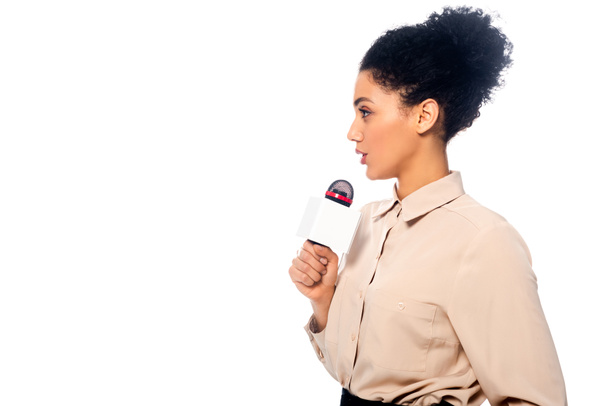 Journaliste afro-américain parlant dans un micro isolé sur blanc
 - Photo, image