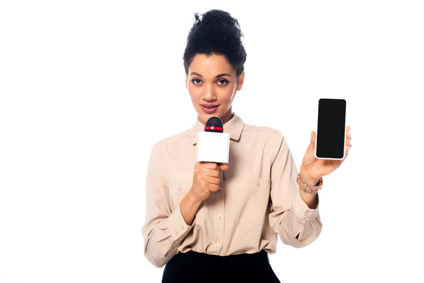 Periodista afroamericano hablando en micrófono y presentando smartphone aislado en blanco
 - Foto, Imagen