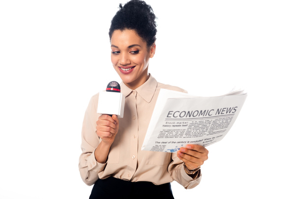 Vista frontale del giornalista afroamericano che tiene un giornale con lettere di notizie economiche isolate su bianco
 - Foto, immagini