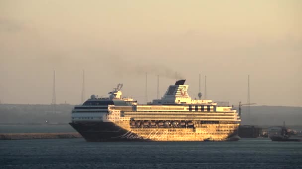 El crucero se dirige al puerto en un atardecer, mar abierto, océano, verano. Plazo de tiempo, Limassol, Chipre, 4K - Metraje, vídeo
