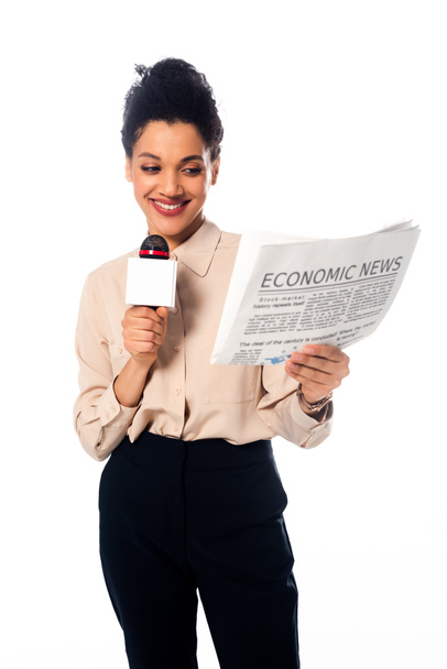 Widok z przodu afrykańskiego dziennikarza trzymającego gazetę z napisem ekonomicznym na białym - Zdjęcie, obraz