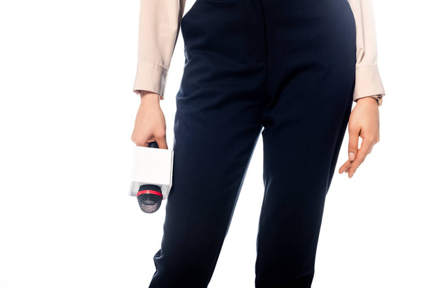 Vista recortada del periodista afroamericano en pantalones negros con micrófono aislado en blanco
 - Foto, imagen