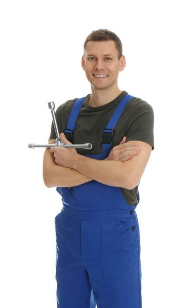 Portret van professionele automonteur met moersleutel op witte achtergrond - Foto, afbeelding
