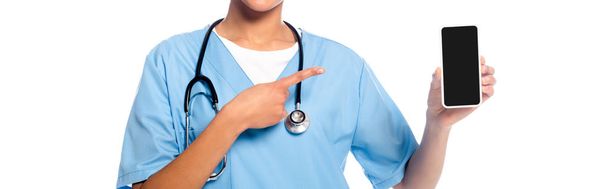 Enfermeira afro-americana com estetoscópio apresentando smartphone isolado em branco, tiro panorâmico
 - Foto, Imagem