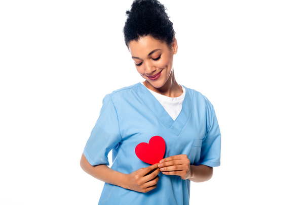 Infirmière afro-américaine positive tenant le cœur décoratif isolé sur blanc
 - Photo, image