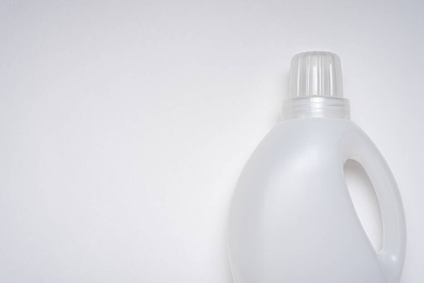 bottiglia di plastica domestica bianca vista dall'alto su sfondo bianco per branding
 - Foto, immagini