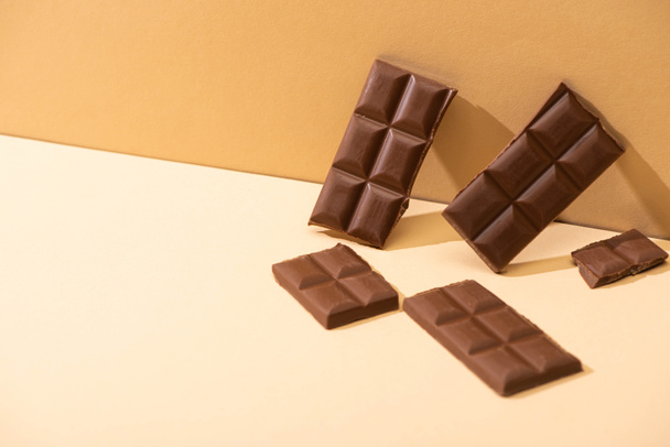 dulce delicioso chocolate con leche sobre fondo beige
 - Foto, imagen