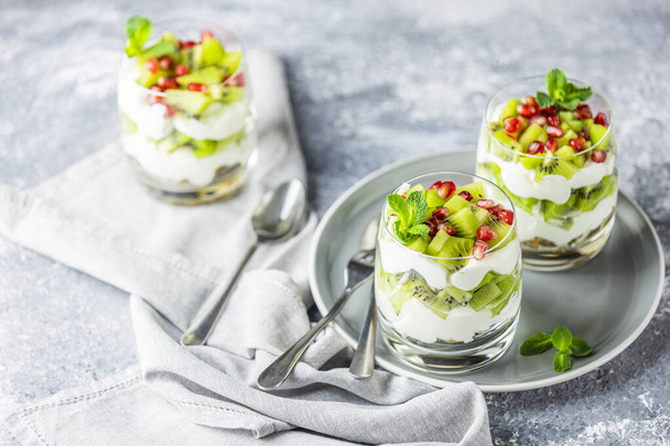 Healthy meal made of granola, yogurt and kiwi fruits. Delicious food for breakfast. Traditional American snack. - Foto, immagini