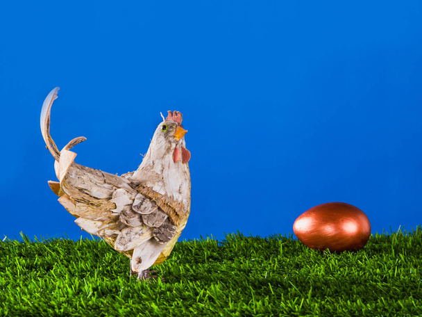 Easter spring scene with decorative chicken and painted easter egg on green grass. - Fotografie, Obrázek