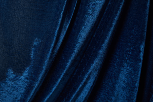 close up zicht op blauwe zachte en verfrommelde velours getextureerde doek - Foto, afbeelding
