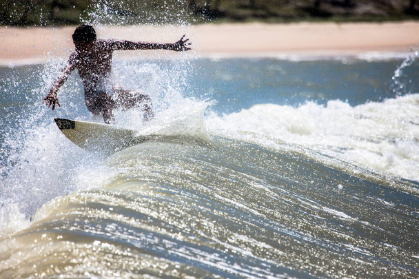 Человек серфинг в океане
 - Фото, изображение